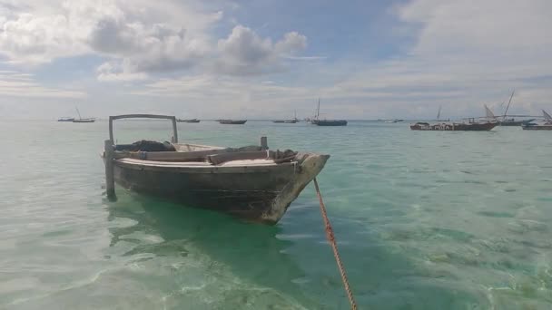 Zanzibar, Tanzanie - loď u břehu, zpomalený pohyb — Stock video