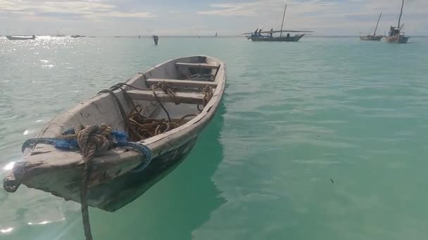 Zanzíbar, Tanzania - barco cerca de la orilla, cámara lenta — Vídeos de Stock