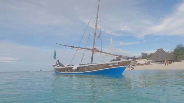 Zanzibar, Tanzania - boot bij de kust, slow motion — Stockvideo