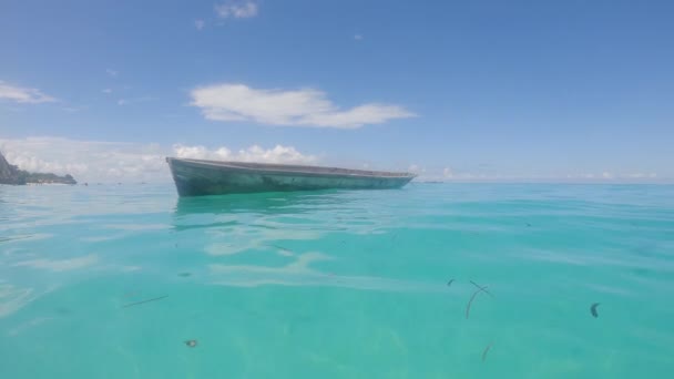 Zanzibar, Tanzânia - barco perto da costa, câmera lenta — Vídeo de Stock