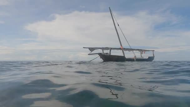 Zanzibar, Τανζανία - βάρκα κοντά στην ακτή, αργή κίνηση — Αρχείο Βίντεο
