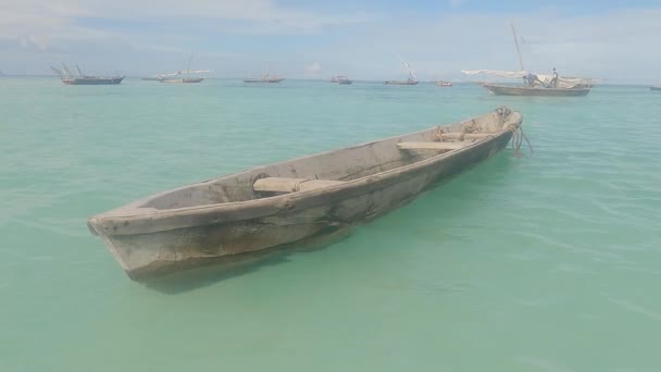 Zanzíbar, Tanzania - barco cerca de la orilla, cámara lenta — Vídeos de Stock