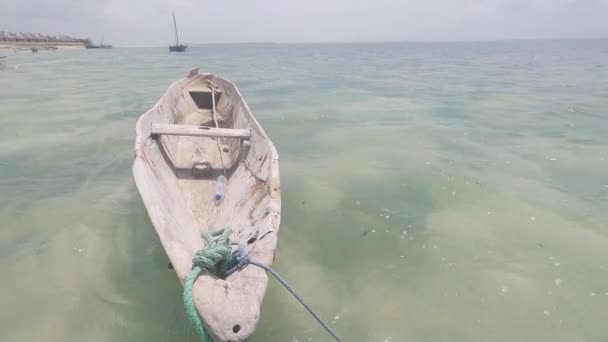 Занзибар, Танзания - лодка у берега, замедленная съемка — стоковое видео