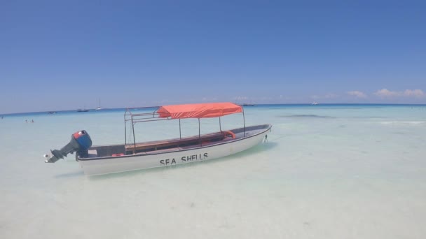 Zanzibar, Tanzania - barca vicino alla riva, rallentatore — Video Stock