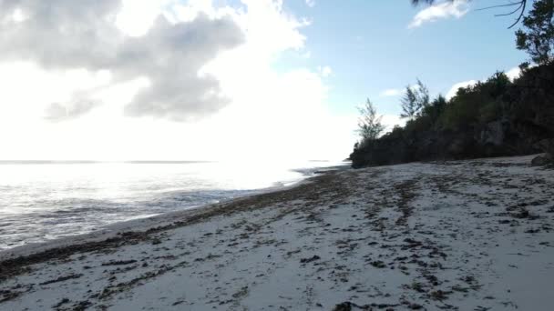 Playa vacía en la isla de Zanzíbar, Tanzania, cámara lenta — Vídeos de Stock