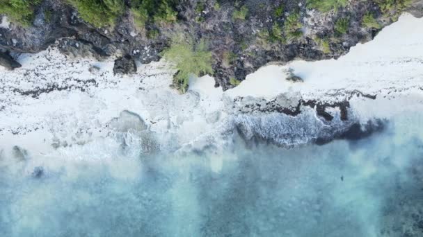 Üres strand Zanzibár szigetén, Tanzánia, lassított felvétel — Stock videók