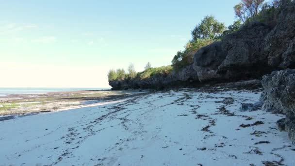 Playa vacía en la isla de Zanzíbar, Tanzania, cámara lenta — Vídeos de Stock