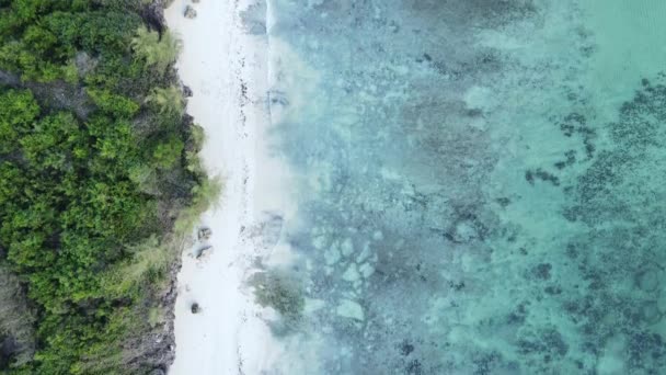 Prázdná pláž na ostrově Zanzibar, Tanzanie, zpomalení — Stock video