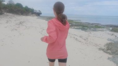Tanzanya, Zanzibar 'da kumsalda koşan kadın, ağır çekim.
