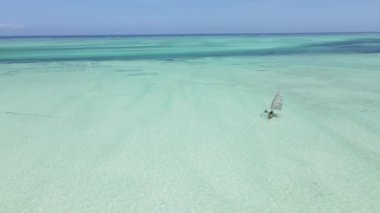 Tanzanya 'nın Zanzibar kıyısındaki tekneler ağır çekimde
