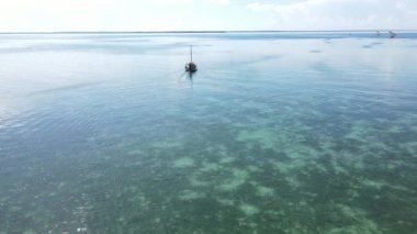 Tanzanya 'nın Zanzibar kıyısındaki tekneler ağır çekimde