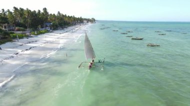 Tanzanya 'nın Zanzibar kıyısındaki tekneler ağır çekimde