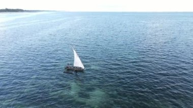 Tanzanya 'nın Zanzibar kıyısındaki tekneler ağır çekimde