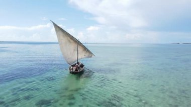 Tanzanya 'nın Zanzibar kıyısındaki tekneler ağır çekimde