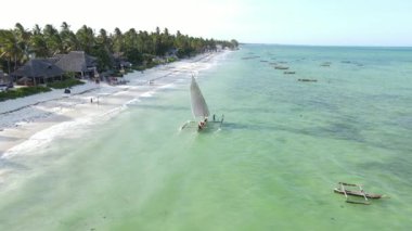 Tanzanya 'nın Zanzibar kıyısındaki tekneler ağır çekimde