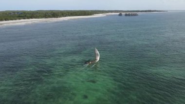 Tanzanya 'nın Zanzibar kıyısındaki tekneler ağır çekimde