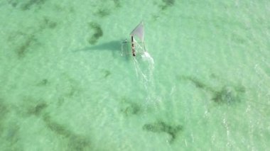 Tanzanya 'nın Zanzibar kıyısındaki tekneler ağır çekimde