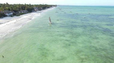 Tanzanya 'nın Zanzibar kıyısındaki tekneler ağır çekimde