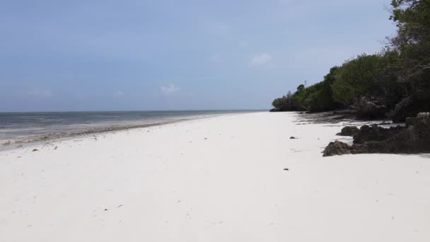 Üres strand Zanzibár szigetén, Tanzánia, lassított felvétel — Stock videók