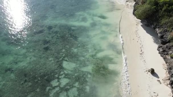 Üres strand Zanzibár szigetén, Tanzánia, lassított felvétel — Stock videók