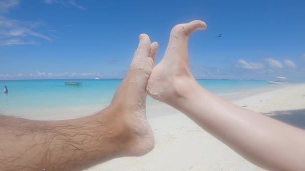 Прикосновение мужских и женских ног на пляже, замедленное движение — стоковое видео
