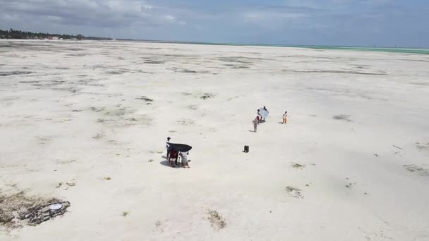 Za kulisami kręcenia: kręcenie teledysku podczas odpływu w oceanie u wybrzeży Zanzibaru, Tanzania, zwolnione tempo — Wideo stockowe