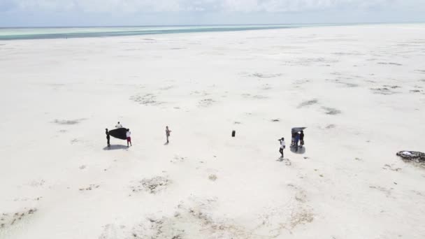 Entre bastidores del rodaje: grabar un vídeo musical con marea baja en el océano frente a la costa de Zanzíbar, Tanzania, cámara lenta — Vídeos de Stock