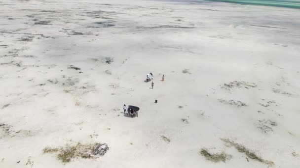 Entre bastidores del rodaje: grabar un vídeo musical con marea baja en el océano frente a la costa de Zanzíbar, Tanzania, cámara lenta — Vídeo de stock
