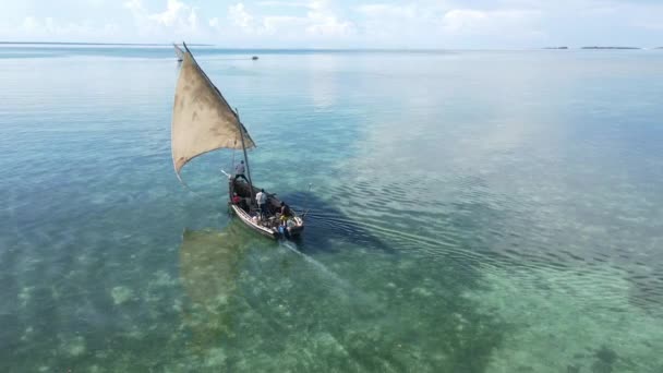 Tanzanya 'nın Zanzibar kıyısındaki okyanusta bir tekne, ağır çekim. — Stok video