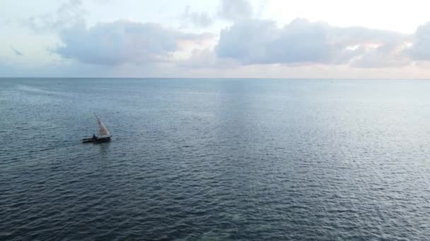 Barcos en el océano cerca de la costa de Zanzíbar, Tanzania, cámara lenta — Vídeo de stock