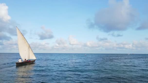 Σκάφη στον ωκεανό κοντά στις ακτές της Ζανζιβάρης, Τανζανία, αργή κίνηση — Αρχείο Βίντεο