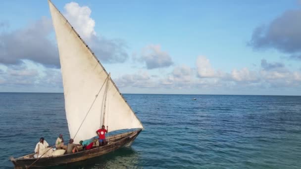 Σκάφη στον ωκεανό κοντά στις ακτές της Ζανζιβάρης, Τανζανία, αργή κίνηση — Αρχείο Βίντεο