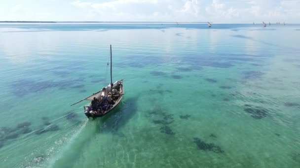 Båtar i havet nära kusten i Zanzibar, Tanzania, slow motion — Stockvideo