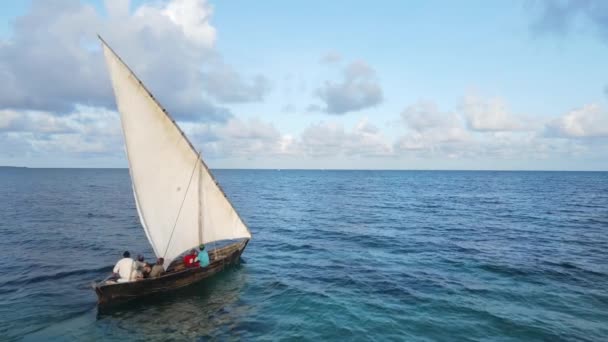 Barcos en el océano cerca de la costa de Zanzíbar, Tanzania, cámara lenta — Vídeo de stock