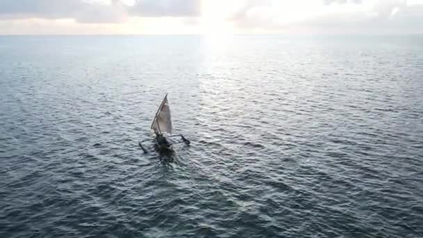 Boten in de oceaan bij de kust van Zanzibar, Tanzania, slow motion — Stockvideo