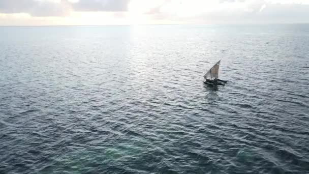 Boten in de oceaan bij de kust van Zanzibar, Tanzania, slow motion — Stockvideo