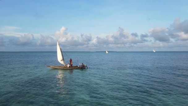 Bateaux dans l'océan près de la côte de Zanzibar, Tanzanie, ralenti — Video