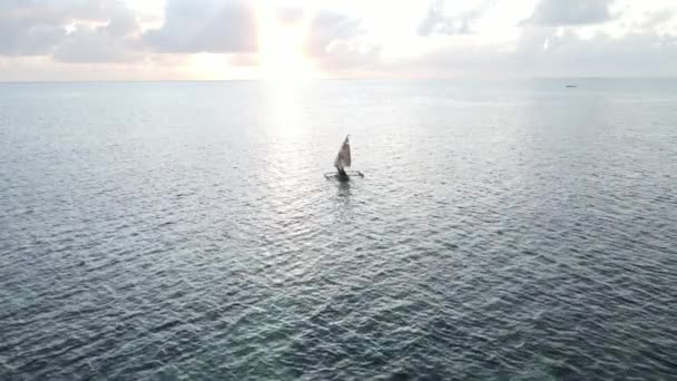 Boten in de oceaan bij de kust van Zanzibar, Tanzania, slow motion — Stockvideo