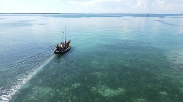 Båtar i havet nära kusten i Zanzibar, Tanzania, slow motion — Stockvideo