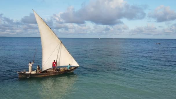 Łodzie w oceanie u wybrzeży Zanzibaru, Tanzania, zwolnione tempo — Wideo stockowe
