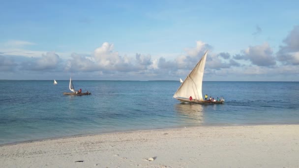 Łodzie w oceanie u wybrzeży Zanzibaru, Tanzania, zwolnione tempo — Wideo stockowe