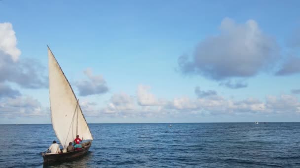 Barcos en el océano cerca de la costa de Zanzíbar, Tanzania, cámara lenta — Vídeo de stock