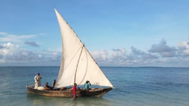 Boten in de oceaan bij de kust van Zanzibar, Tanzania, slow motion — Stockvideo