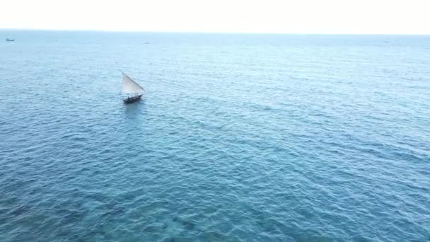 Barcos no oceano perto da costa de Zanzibar, Tanzânia, câmera lenta — Vídeo de Stock