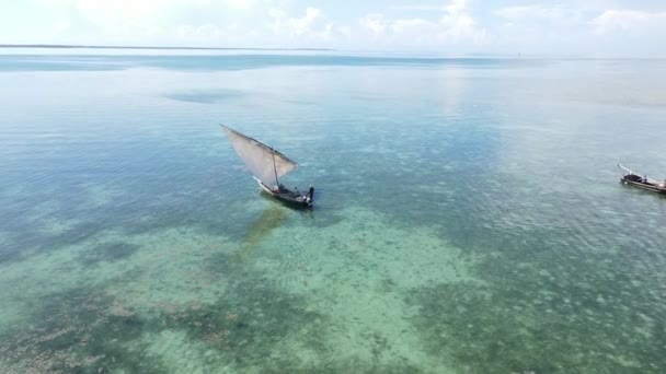 Båtar i havet nära kusten i Zanzibar, Tanzania, slow motion — Stockvideo