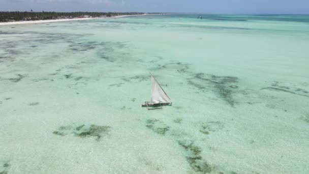 Boote im Meer vor der Küste von Sansibar, Tansania, Zeitlupe — Stockvideo