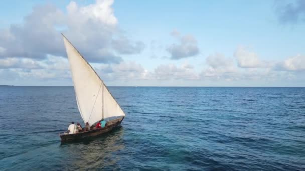 Bărci în ocean în apropierea coastei Zanzibar, Tanzania, mișcare lentă — Videoclip de stoc