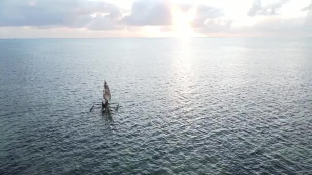 Barcos no oceano perto da costa de Zanzibar, Tanzânia, câmera lenta — Vídeo de Stock