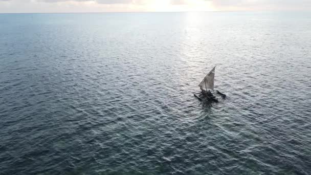 Boten in de oceaan bij de kust van Zanzibar, Tanzania, slow motion — Stockvideo