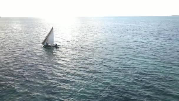 坦桑尼亚桑给巴尔海岸附近海域的船只，动作缓慢 — 图库视频影像